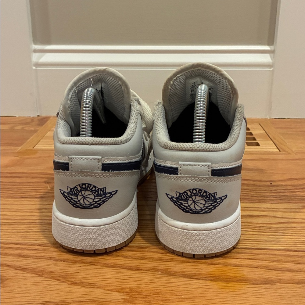 Nike Jordan 1 low Georgetown size 6 youth. - Picture 4 of 6
